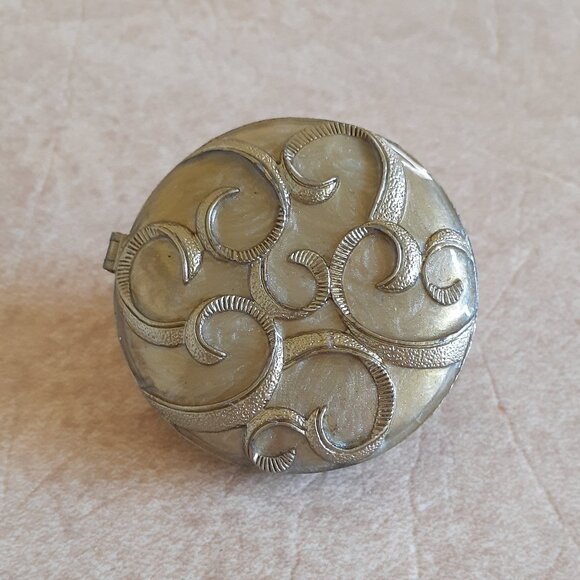 Vintage Enamel with Frog Compact - Picture 5 of 9